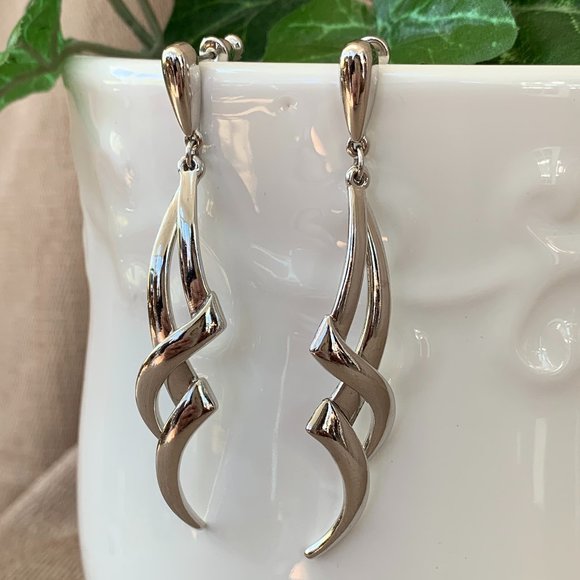 Trifari Jewelry - Vintage 80s Trifari Dangle Earrings NWOT